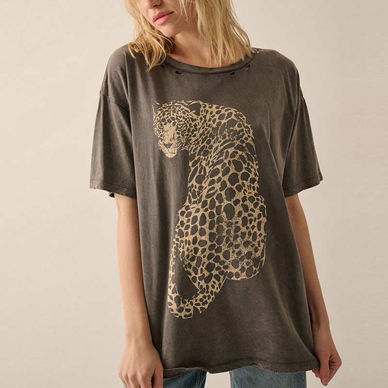 hongfeng’s oversized t shirt for women blends fashion with comfort in every design.